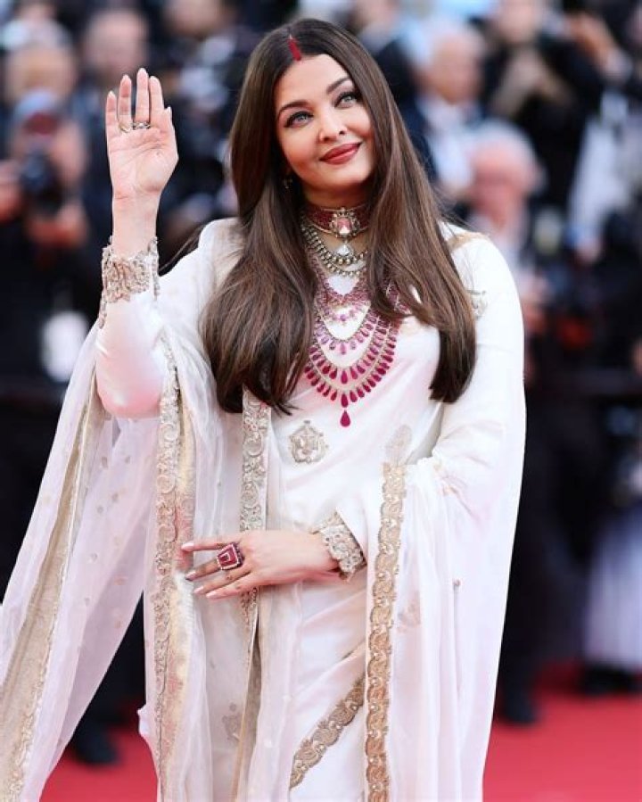Aishwarya Rai Bachchan Biography, Age, Height, Husband, Net Worth, Family
