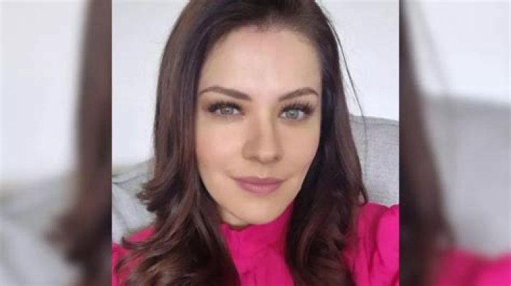 Alejandra Lazcano biografía, edad, altura, esposa, net worth, familia