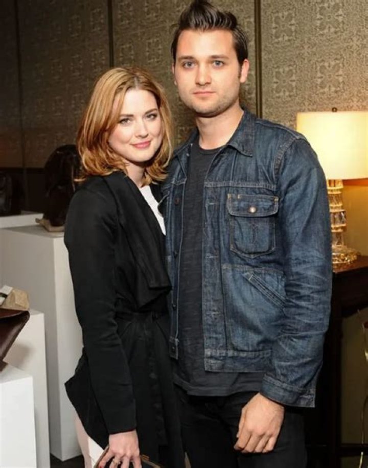 Alexandra Breckenridge biografía, edad, altura, esposa, net worth, familia