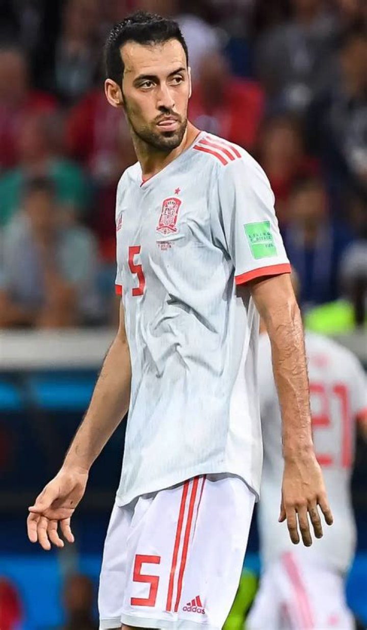 Carles Busquets Biography, Age, Height, Wife, Net Worth, Family