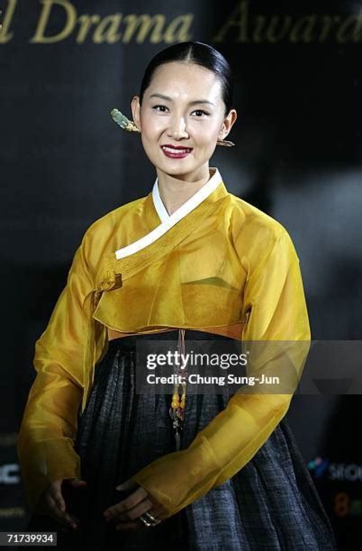 Chae Shi-ra Biography, Age, Height, Husband, Net Worth, Family
