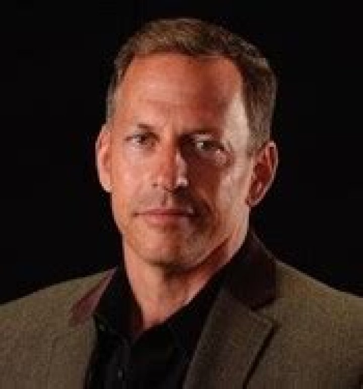Dan Hampton Biography, Age, Height, Wife, Net Worth, Family