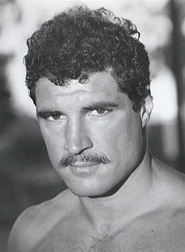 Dennis Alexio biografía, edad, altura, esposo, net worth, familia