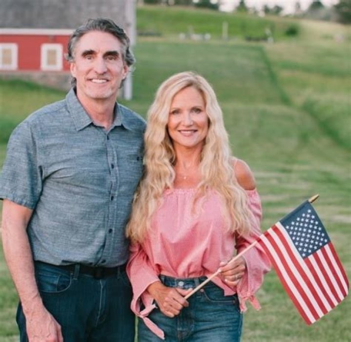 Doug Burgum Biography, Age, Height, Wife, Net Worth, Family