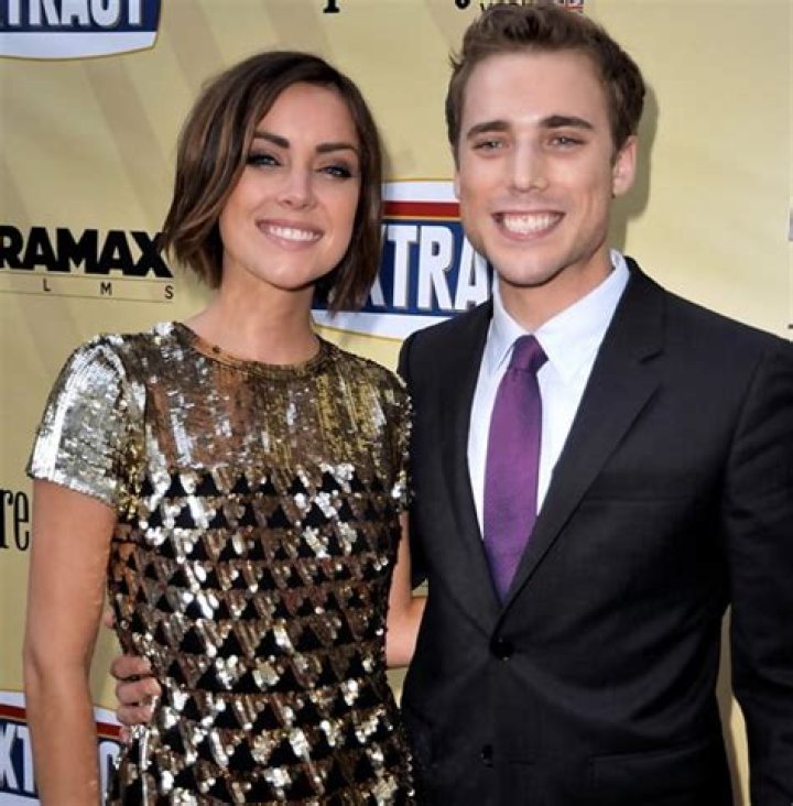 Dustin Milligan Biography, Age, Height, Wife, Net Worth, Family