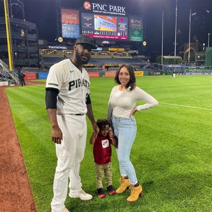 Enyel De Los Santos Biography, Age, Height, Wife, Net Worth, Family