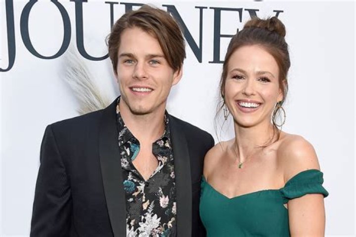 Jake Manley Biography, Age, Height, Wife, Net Worth, Family