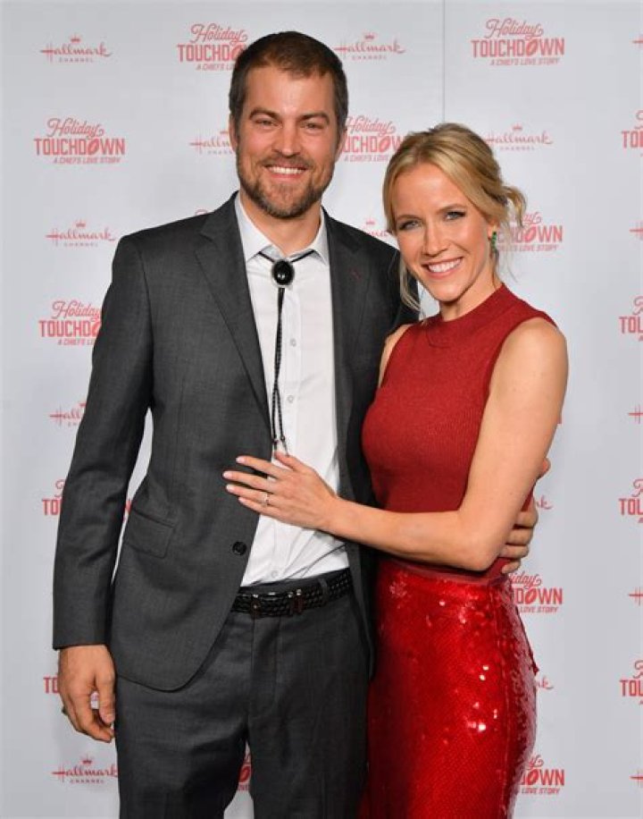 Jessy Schram Biography, Age, Height, Husband, Net Worth, Family