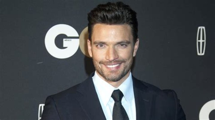 Julián Gil biografía, edad, altura, esposo, net worth, familia