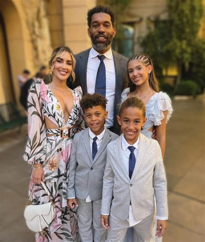Julius Peppers Biography, Age, Height, Wife, Net Worth, Family