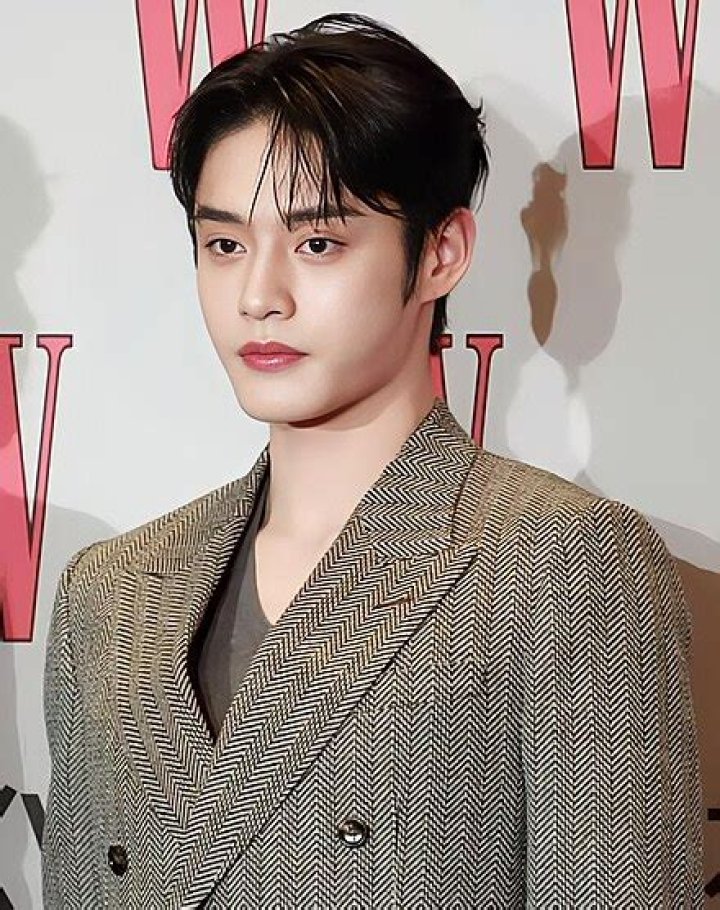 Kim Ji-woong Biography, Age, Height, Net Worth, Family