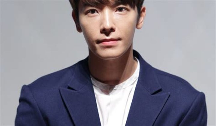 Lee Donghae Biography, Age, Height, Wife, Net Worth, Family