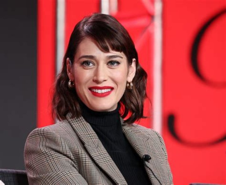 Lizzy Caplan Biography, Age, Height, Husband, Net Worth, Family