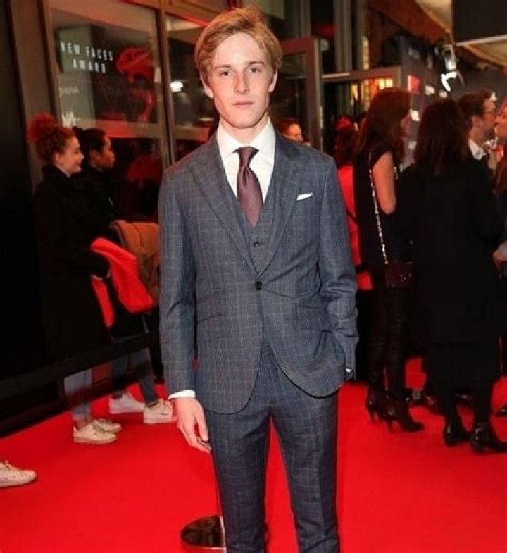 Louis Hofmann Biography, Age, Height, Wife, Net Worth, Family