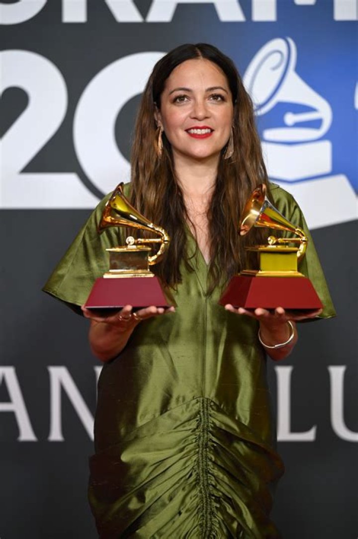 Natalia Lafourcade biografía, edad, altura, esposa, net worth, familia