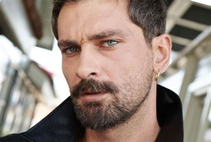 Onur Tuna biografía, edad, altura, esposo, net worth, familia