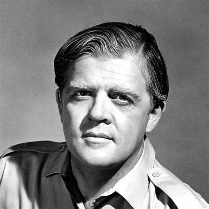 Pat Hingle biografía, edad, altura, esposo, net worth, familia