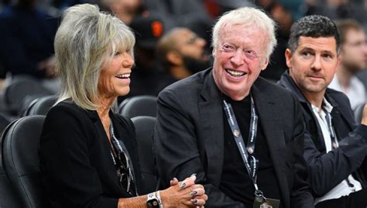 Phil Knight Biography, Age, Height, Wife, Net Worth, Family