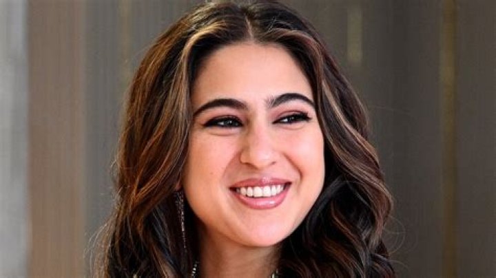 Sara Ali Khan Biography, Age, Height, Husband, Net Worth, Family