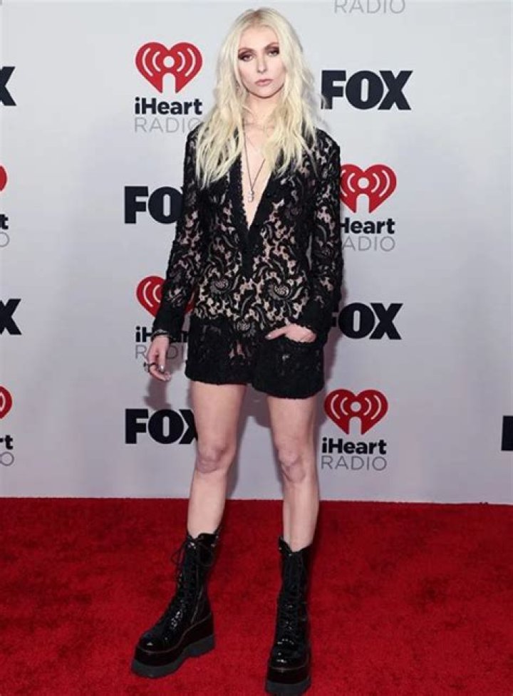 Sloane Momsen Biography, Age, Height, Husband, Net Worth, Family