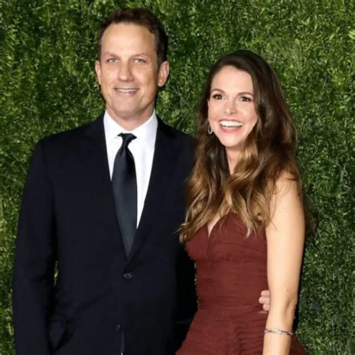 Sutton Foster Biography, Age, Height, Husband, Net Worth, Family