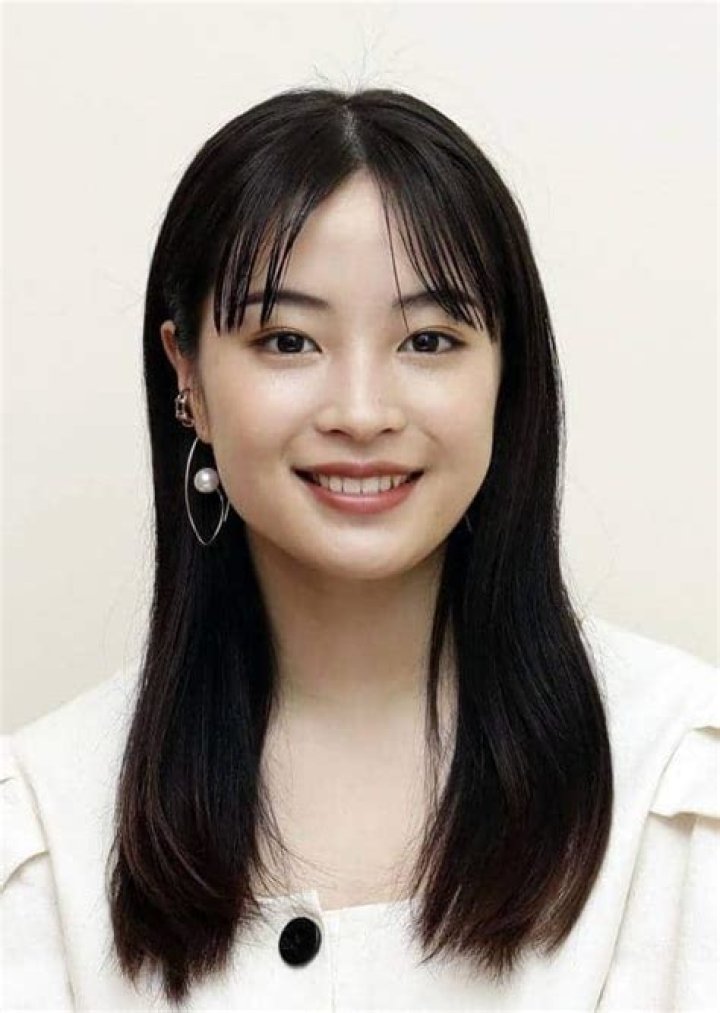 Suzu Hirose Biography, Age, Height, Husband, Net Worth, Family