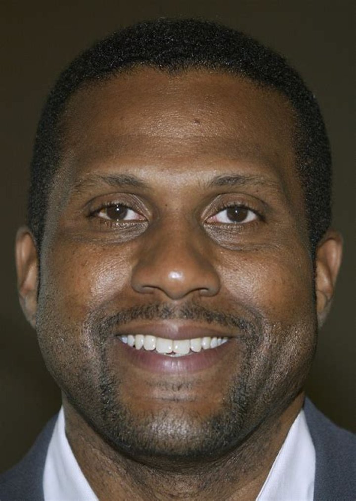 Tavis Smiley Biography, Age, Height, Wife, Net Worth, Family