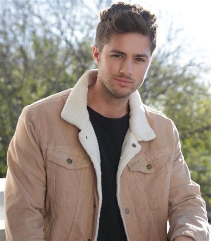 Travis Burns Biography, Age, Height, Wife, Net Worth, Family