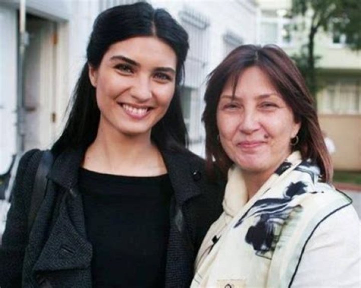 Tuba Büyüküstün Biography, Age, Height, Husband, Net Worth, Family