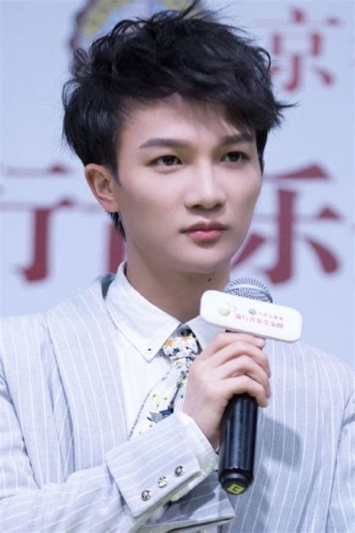 Zhou Shen Biography, Age, Height, Wife, Net Worth, Family